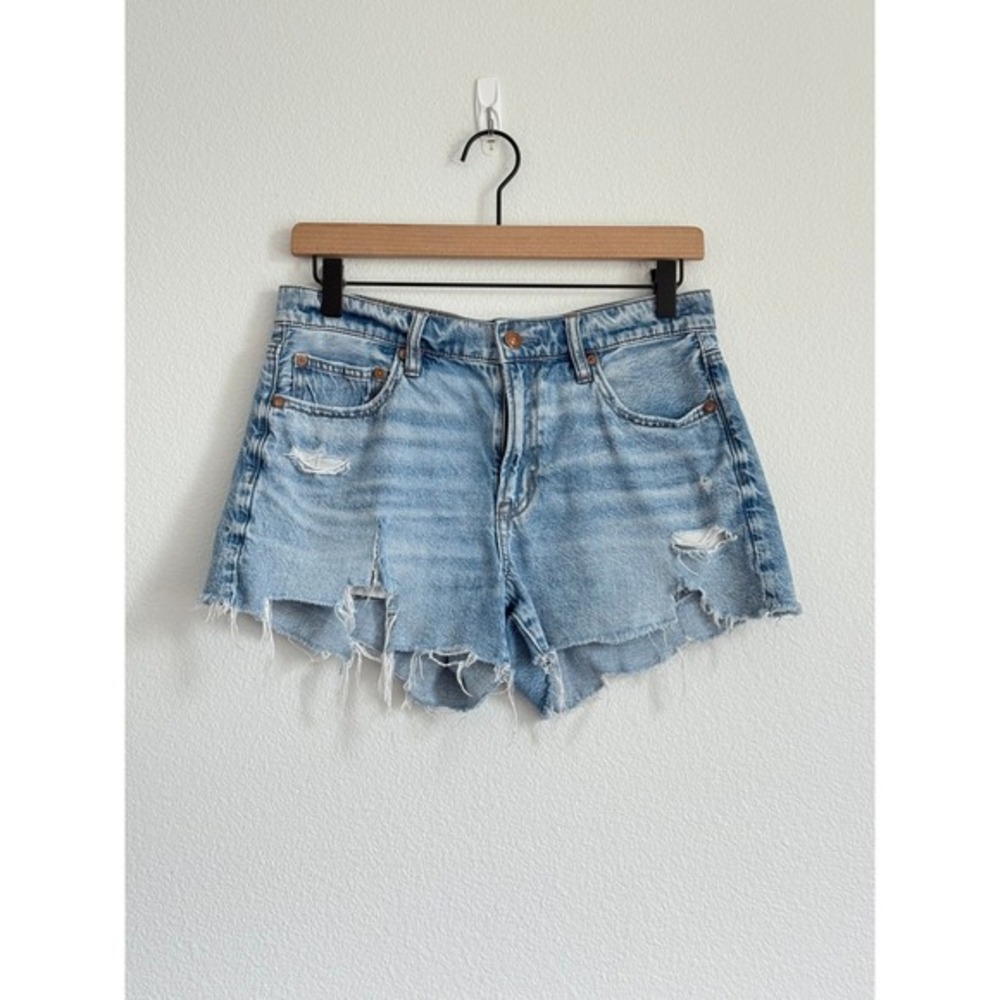 American Eagle 90s Boyfriend Short 4 Light Blue Distressed Raw Hem Denim Shorts